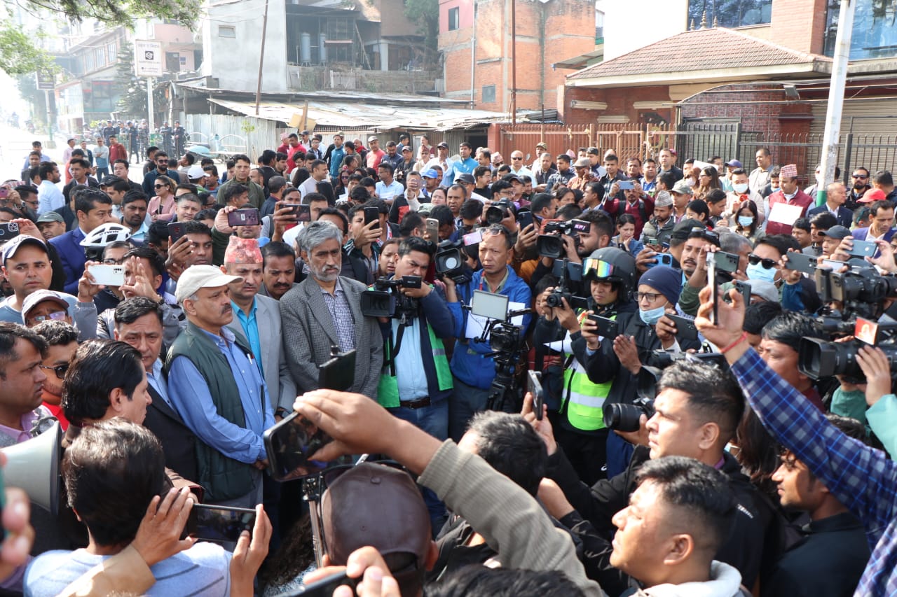 487317320_967799782182649_5662359400836678904_n Channel 13 cameraman tackled to ground by riot police Feb 19 protest.