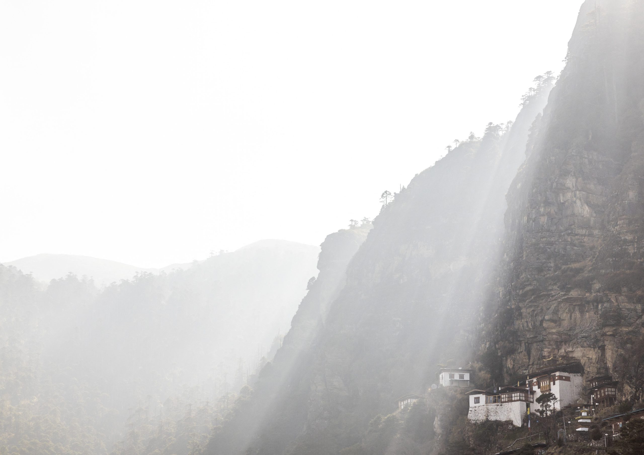 AFP__20240724__HL_ELAFFORGUE_2471367__v1__HighRes__BhutanKilaGoenpaNunneryWithRaysOf-min
