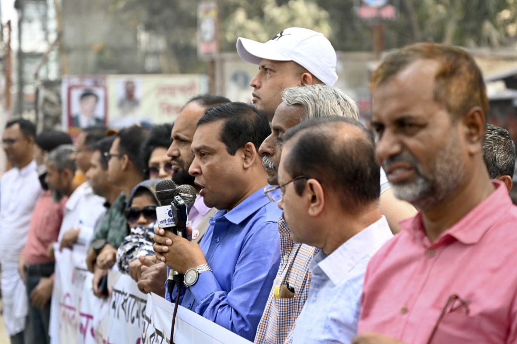 BANGLADESH-MEDIA-PROTEST Channel 13 cameraman tackled to ground by riot police Feb 19 protest.