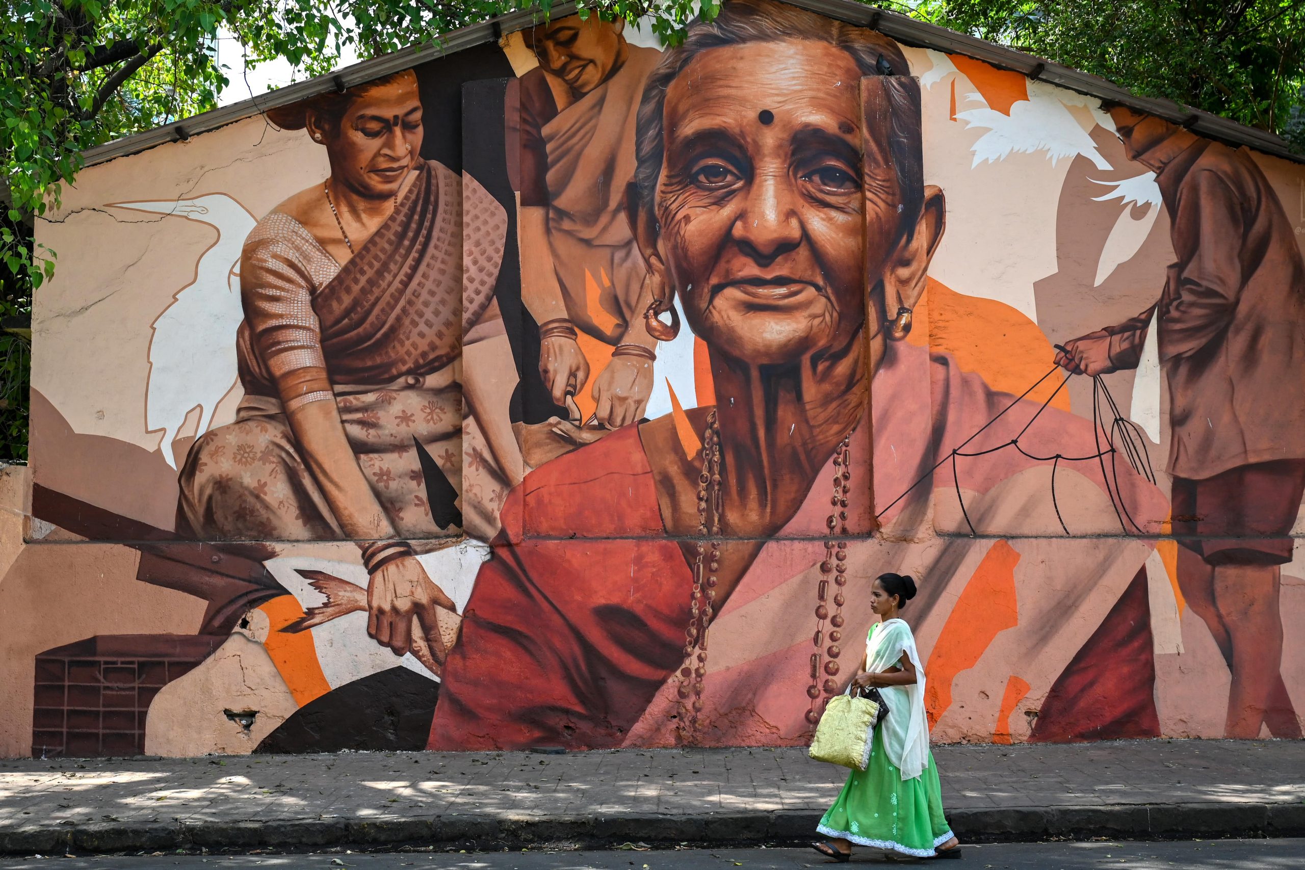 000_33CN9CQ mural mumbai Punit PARANJPE AFP-min Channel 13 cameraman tackled to ground by riot police Feb 19 protest.