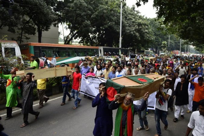 Bangladeshi activists shout slogans as they march in the street with mock coffins, that symbolize the deaths of secular publishers and bloggers, in Dhaka on November 5, 2015. Secular activists marched with mock coffins to protest the recent murder of a publisher and attempted murder of writers and bloggers that have been claimed by Islamic extremists. Photo: Munir uz ZAMAN / AFP 