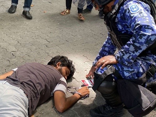 Maldives: Two journalists assaulted by police during protest coverage